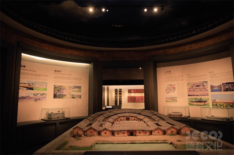 展覽館設(shè)計(jì)中，如何考慮觀眾的社交互動(dòng)和交流需求？